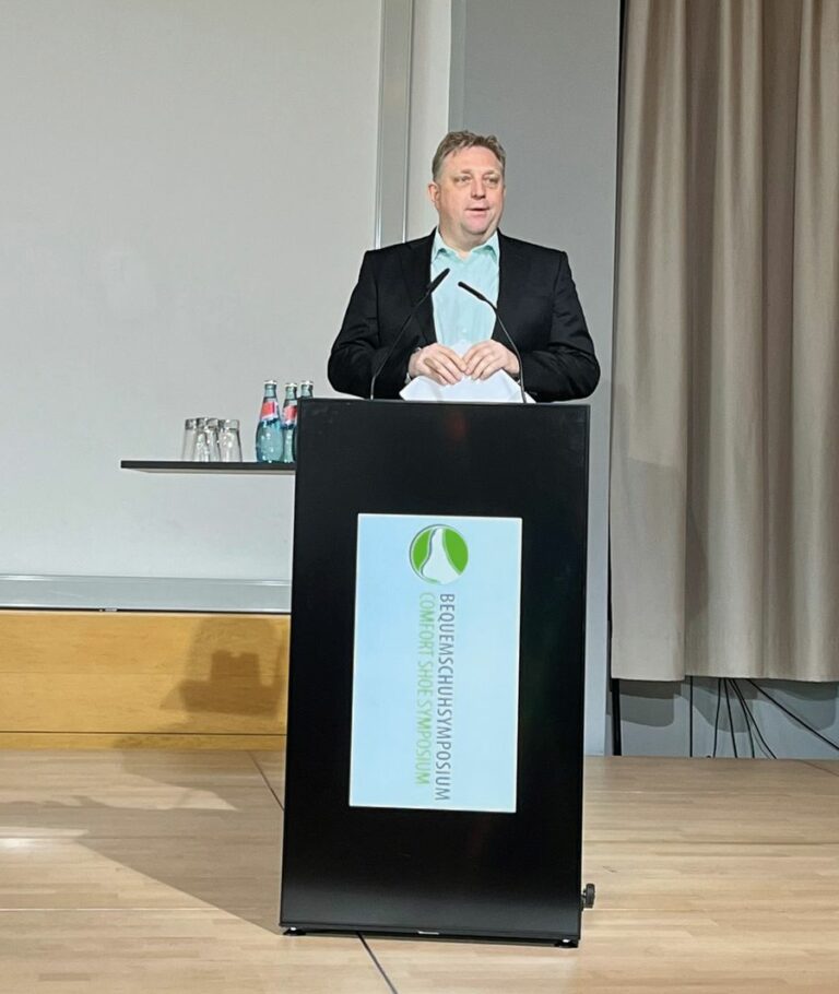 Berkemann-CEO Thomas Bauerfeind eröffnete das Symposium in Zeulenroda. (Foto: Redaktion)