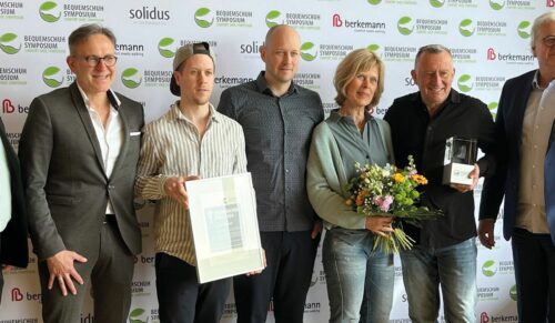 (v.l.n.r.) Berkemann-Chef Thomas Bauerfeind, Uwe Decker (Solidus), die diesjährigen Preisträger Patrick, Andy, Maike und Stefan Paulig sowie Michael Zoller (Berkemann) (Foto: Redaktion)