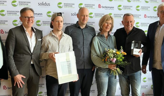(v.l.n.r.) Berkemann-Chef Thomas Bauerfeind, Uwe Decker (Solidus), die diesjährigen Preisträger Patrick, Andy, Maike und Stefan Paulig sowie Michael Zoller (Berkemann) (Foto: Redaktion)