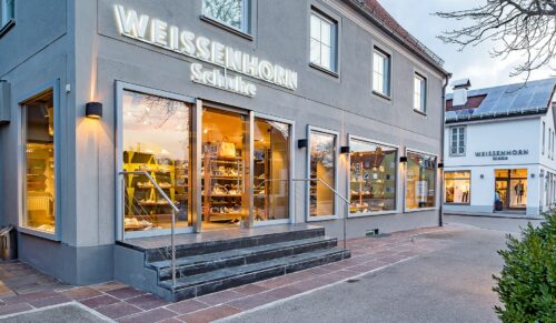 Weissenhorn in Pfaffenhausen: zwei schmucke Häuser, die Mode direkt vis-à-vis der Schuhe (Foto: Weissenhorn)
