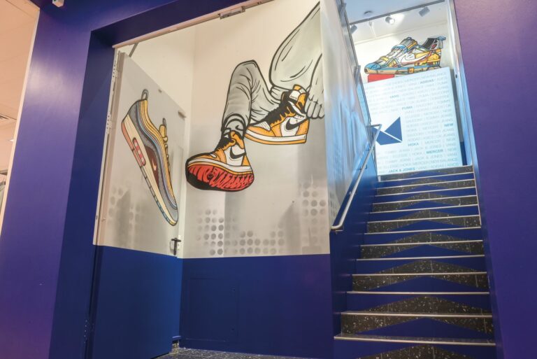 Street-Art führt im Herrenhaus in die Sneaker-Abteilung im ersten Stock. (Foto: Mücke)