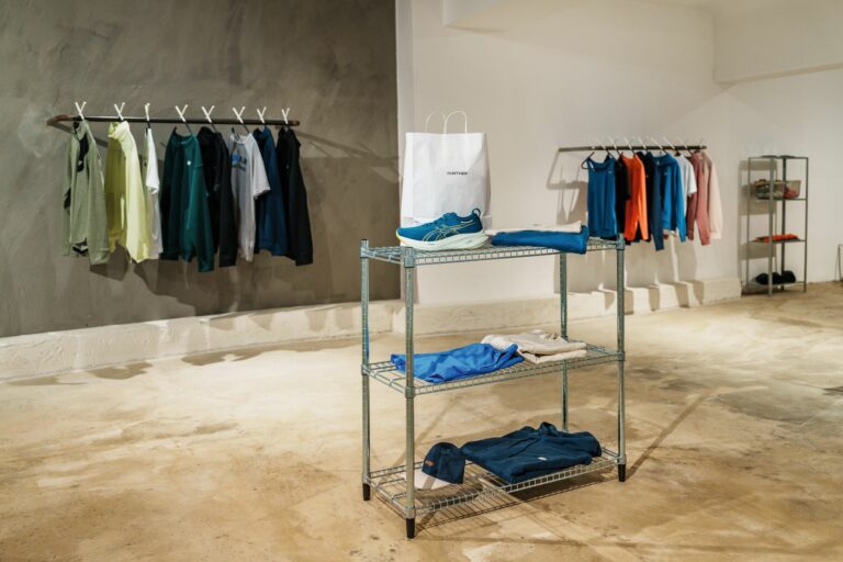 Accessoires und Sportkleidung runden das Schuhangebot bei Run’them ab. (Foto: Lichtblick/Volker Wiciok)