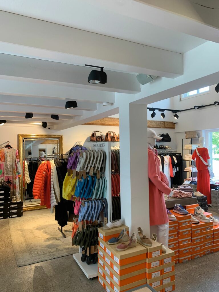 Schuhe und Mode werden in der Präsentation komplett gemixt. (Foto: Anne Hagen Schuhe & Mode)