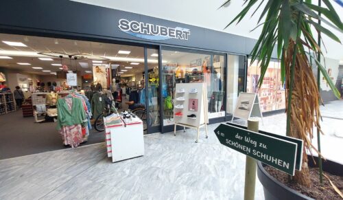 Einladende Front: Schuhe & Mode Schubert im Merseburger Merse-Center (Foto: Schuhe & Mode Schubert)