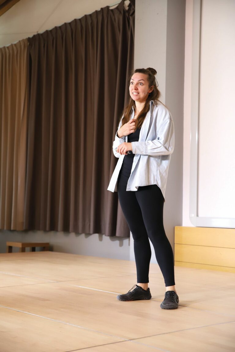 Präziser Blick vom Fuß bis zur Hüfte: Annemarie Müller vom Orthopädie-Schuhtechnik-Betrieb Tasch in Erfurt. (Foto: Franziska Wolfram)