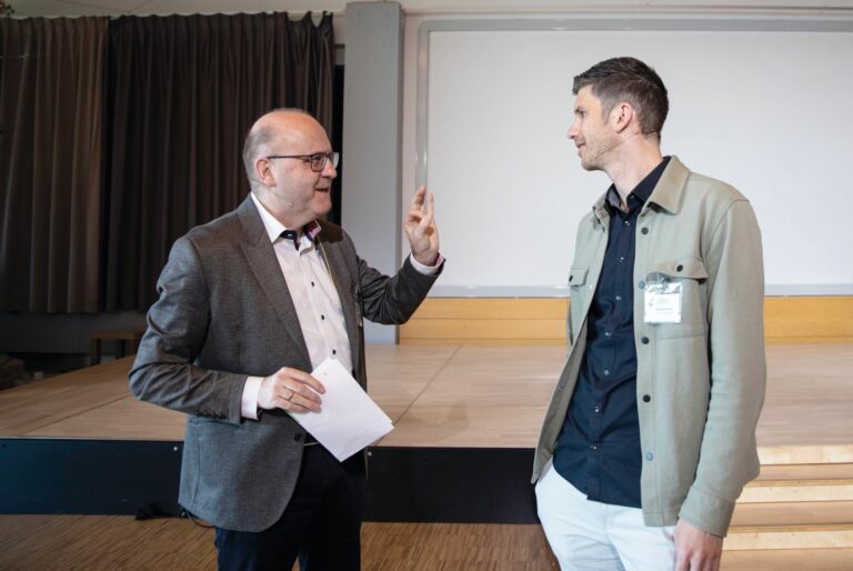 Maximilian Krien (ANWR) diskutierte mit Moderator Andreas Kaapke, wie sich eine emotionale Ansprache des Kunden auf den Bon auswirkt. (Foto: Franziska Wolfram)