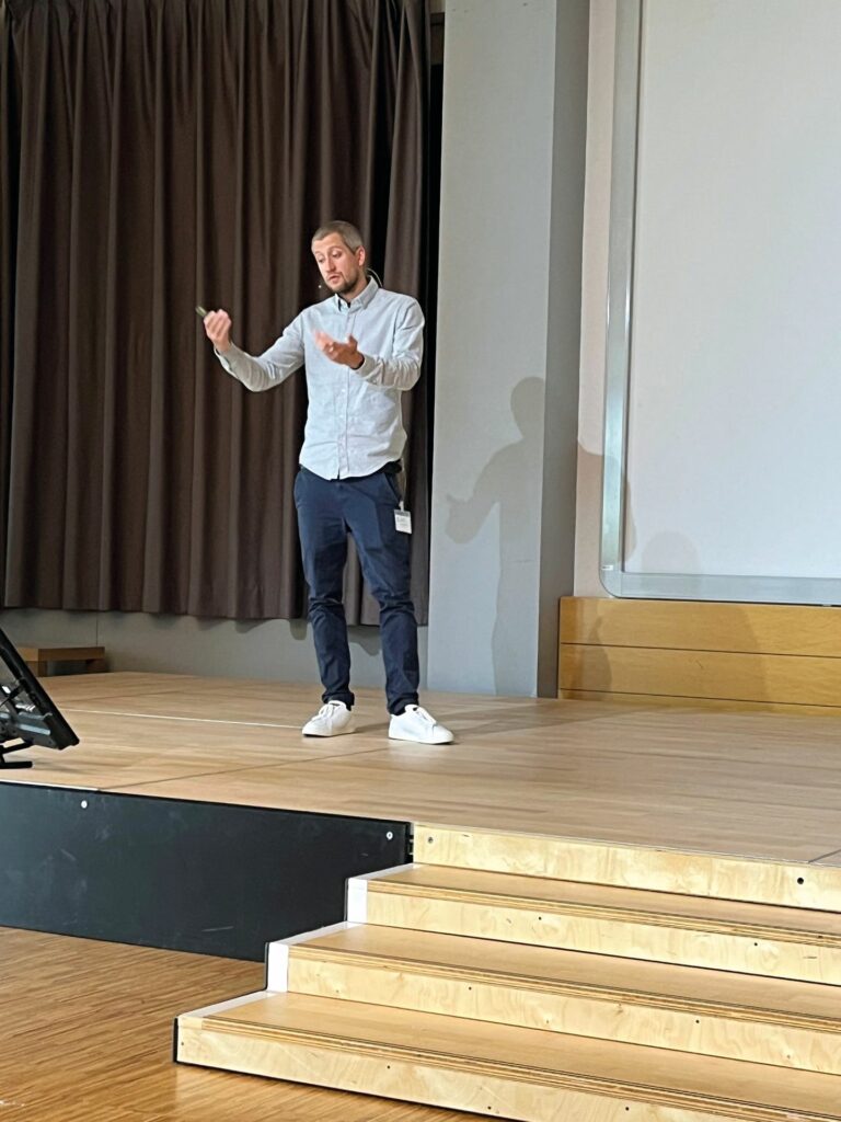 Besser passende Schuhe durch Vermessung:  Joshua Meskemper (Onefid) erklärte, wie das geht. (Foto: Redaktion)