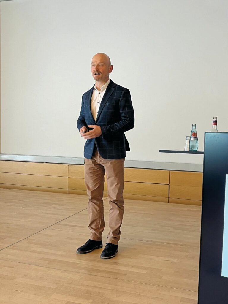 Stefan Nicolai (ECC) erläuterte, warum der Datenaustausch zwischen Industrie und Handel wichtig ist. (Foto: Redaktion)