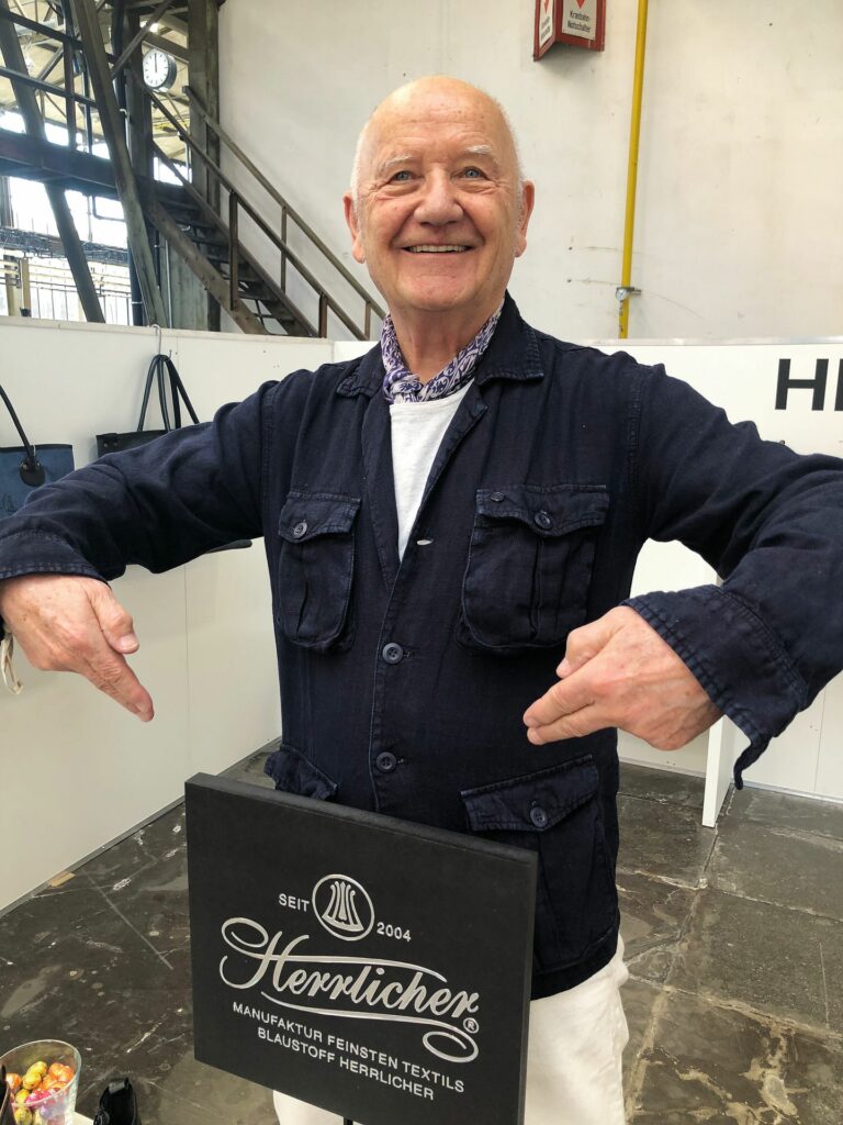 In der Jeans-und Modebranche ist Erwin O. Licher seit über 50 Jahren. Jetzt vollendet er den Markenauftritt mit Herrlicher Schuhen.  (Foto: Redaktion)