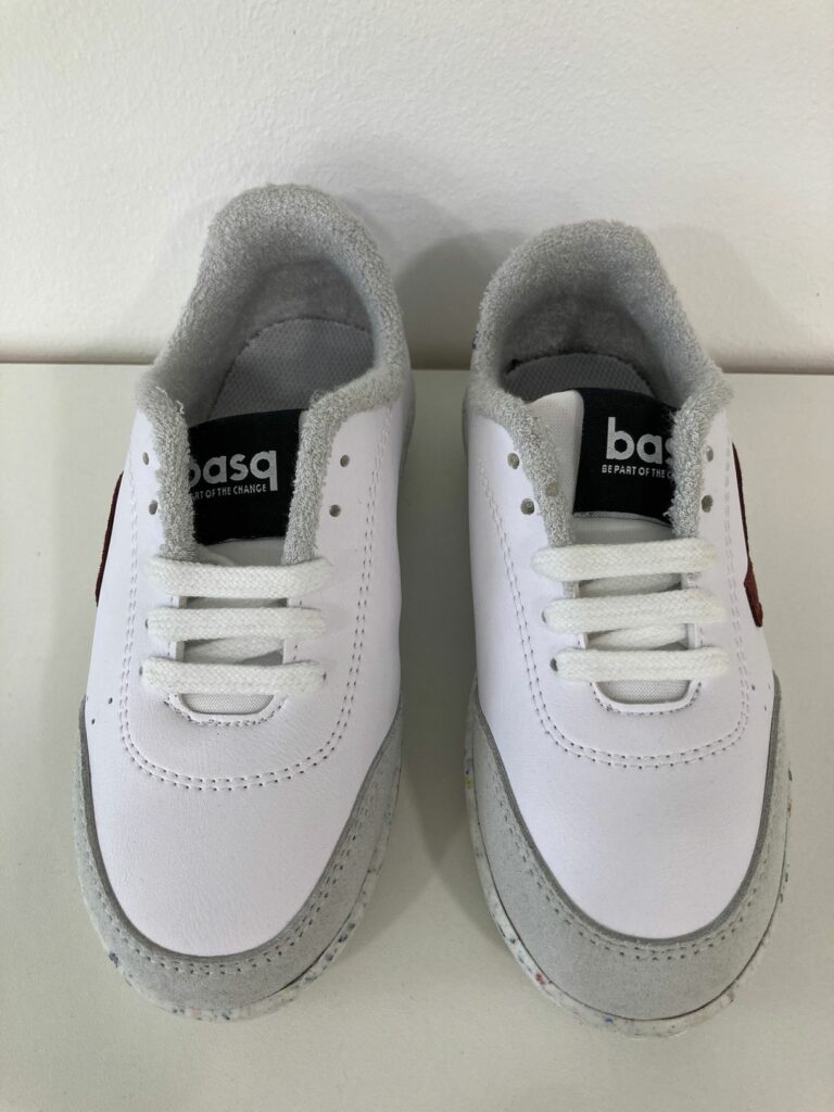 Auch puristische weiße Sneaker gehören zur neuen Kollektion von Basq. (Foto: Redaktion)
