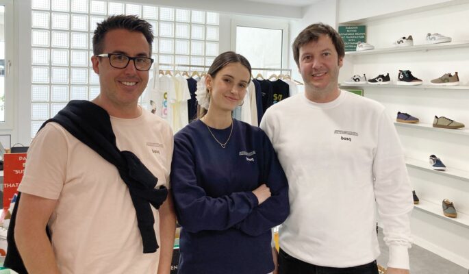 (v.l.n.r.) Basq-Gründer Aitor Álvarez Gómez mit den Marketingverantwortlichen Alba Barros und Iñigo Sainz de Inchaustegui. (Foto: Redaktion)