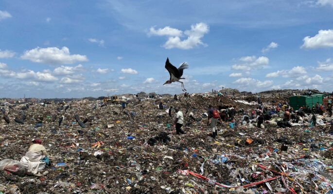 Auch Schuhe, die eigentlich kompostierbar wären, landen oft in Müllbergen, wie hier in Kenia. (Foto: GRND)
