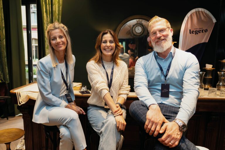 Durch den City Retreat führten Manuela Sobotka, Brand Manager von Legero, Funda Vanroy, Markenbotschafterin und Moderatorin, und Dr. Matthias Manke, Orthopäde und Buchautor. (Foto: Legero United/Klaus Knuffmann)