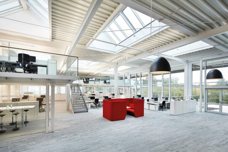 Workspace im Loft: Der Detmolder Schuhanbieter hat am Stammsitz in hochmoderne Büros und Arbeitsplätze investiert. (Foto: Wortmann)