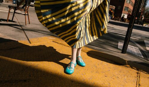 Die New Yorker Stilikone Linda Rodin hat gemeinsam mit der italienischen Schuhmarke Scarosso eine Kapselkollektion aus Ballerinas designt. (Foto: Scarosso)