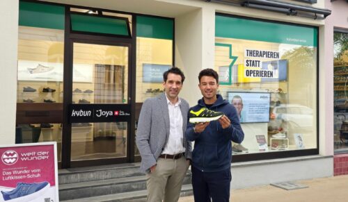 Die beiden Co-CEOs Claudio Minder und Karl Müller IV vor dem Kybun Joya-Store in Bregenz (Foto: Kybunjoya)
