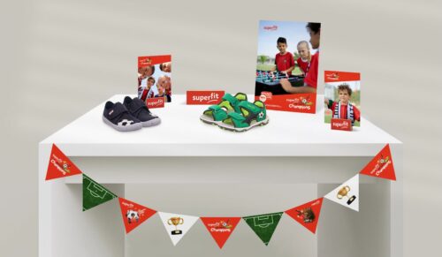 Superfit-Schuhe mit Fußball-Motiven und Material der neuen EM-Kampagne. (Foto: Superfit)
