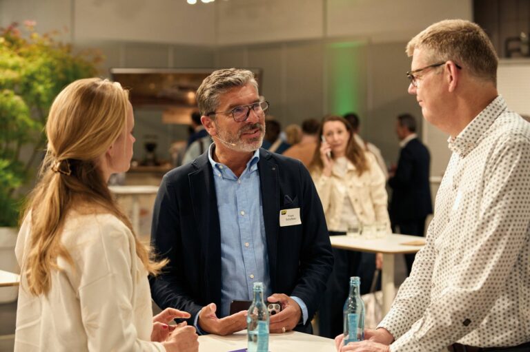 Dialog: Zwischen den Vorträgen war viel Raum für das Netzwerken. (Foto: Per Schorn)