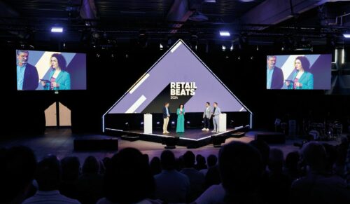 Der ANWR Group-Vorstand aus Frank Schuffelen, Martina Novotny und Tobias Eichmeier im Austausch mit Moderator Ulrich Lüke. (Foto: Per Schorn)