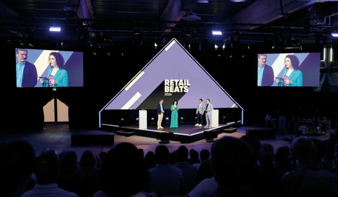 Der ANWR Group-Vorstand aus Frank Schuffelen, Martina Novotny und Tobias Eichmeier im Austausch mit Moderator Ulrich Lüke. (Foto: Per Schorn)