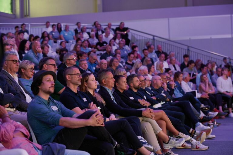 Von der Tribüne konnten die Besucherinnen und Besucher die Vorträge auf der Main Stage verfolgen. (Foto: Per Schorn)