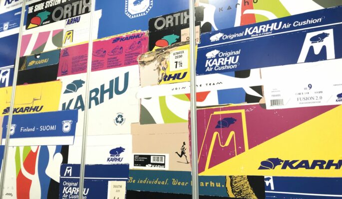 Bei Karhu besteht das Standdesign aus Schuhkartons diverser Generationen. (Foto: Redaktion)