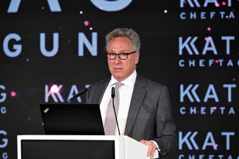 Heinrich Otto Deichmann spricht über den wirtschaftlichen Erfolg und die soziale Verantwortung des Schuhhändlers. (Foto: Brauerphotos/Katag AG)