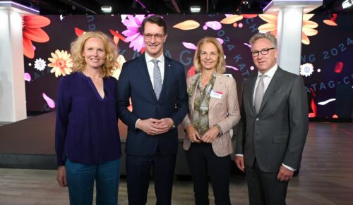 Elizabeth Herzogin in Bayern, Hendrik Wuest (Ministerpraesident Landes Nordrhein-Westfalen / CDU), Katrin Sachse (Bunte), Heinrich-Otto Deichmann
67. KATAG-Cheftagung - Tagesevent in Bielefeld am 03.06.2024 /
Foto: BrauerPhotos / O.Walterscheid fuer KATAG AG