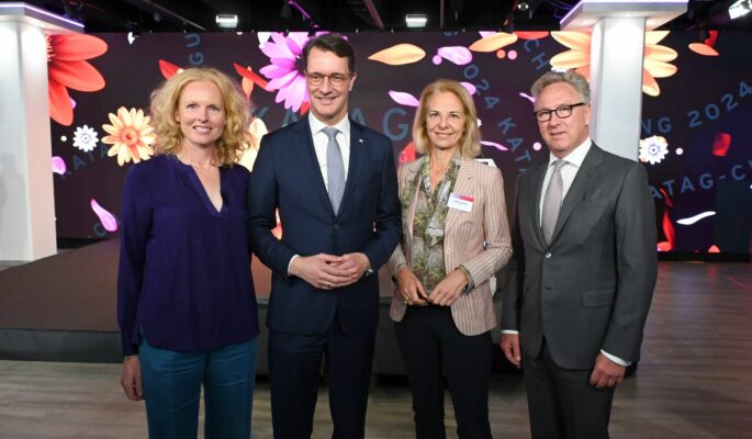Elizabeth Herzogin in Bayern, Hendrik Wuest (Ministerpraesident Landes Nordrhein-Westfalen / CDU), Katrin Sachse (Bunte), Heinrich-Otto Deichmann
67. KATAG-Cheftagung - Tagesevent in Bielefeld am 03.06.2024 /
Foto: BrauerPhotos / O.Walterscheid fuer KATAG AG