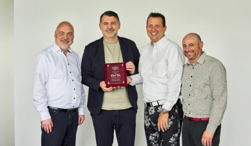 Frank Lüttig, Krešimir Zovak, Sam Spears und Jonathan Roselli mit dem Vendor of the Year-Award des NSRA. (Foto: Ara)
