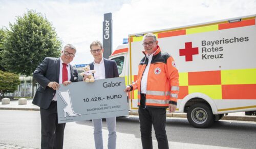 Gabor-CEO Stefan Blöchinger (Mitte) übergab den symbolischen Scheck an Martin Schmidt, Direktor des BRK Rosenheim (links) und Thomas Neugebauer, Leiter Rettungsdienst (rechts). (Foto: Gabor)