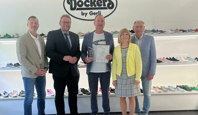 (v.l.n.r.) Mark Schlick, Wirtschaftsförderer der Stadt Pirmasens, Markus Zwick, Oberbürgermeister von Pirmasens, Gerli-Geschäftsführer Ralf Grossmann, Martina Wagner, erste Kreisbeigeordnete des Landkreises Südwestpfalz, und Horst Anschütz, Gründer von Anschütz Personalmanagement (Foto: Gerli GmbH)