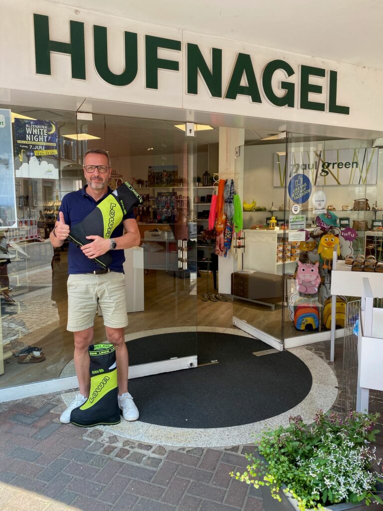 Der Start der Reise vor dem Schuhhaus Hufnagel (Foto: Main Ausdauershop)