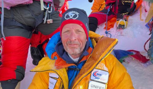 Klaus Ullrich auf der Spitze des Mount Everest. (Foto: Main Ausdauershop)
