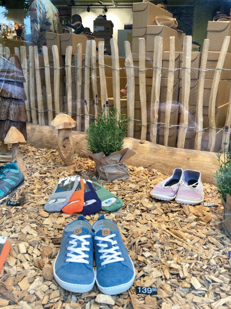 Barfußschuhe für die ganze Familie: Zehenspiel bietet ein umfangreiches Sortiment und Accessoires verschiedener Marken. (Foto: Zehenspiel)
