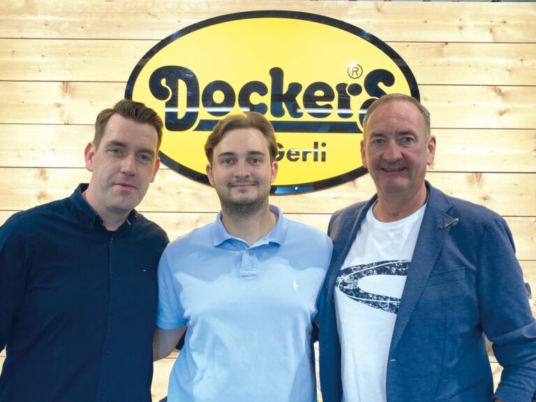 (v.l.n.r.) Mario Tölzer, Marc Grossmann und Ralf Grossmann präsentierten die Dockers- und die Camel Active-Kollektion am Gardasee. (Foto: Redaktion)