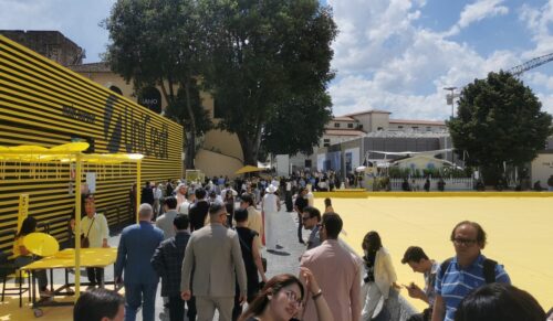 Mit einem strahlenden Gelb als Motto verzaubert die Pitti Uomo die Branche. Eindrücke von dem internationalen Treffpunkt der Herrenmode. (Foto: Pitti Redaktion)