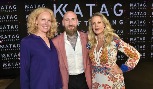 Dominic von Proeck, Mitgründer von Leaders of AI, mit Elizabeth in Bayern (links) und Barbara Schöneberger (Foto: Brauerphotos/Katag AG)