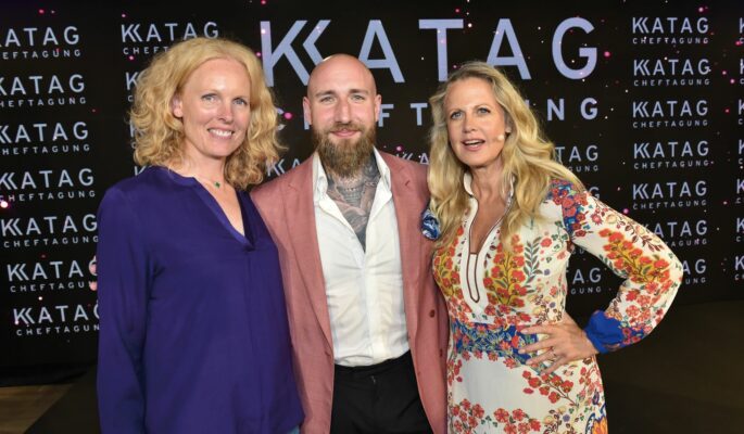 Dominic von Proeck, Mitgründer von Leaders of AI, mit Elizabeth in Bayern (links) und Barbara Schöneberger (Foto: Brauerphotos/Katag AG)