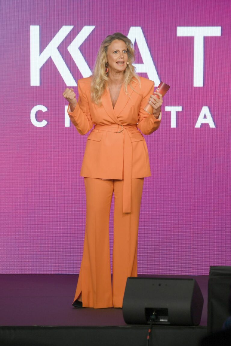 Barbara Schöneberger kehrte als Moderatorin der Katag-Cheftagung zurück. (Foto: Brauerphotos/Katag AG)