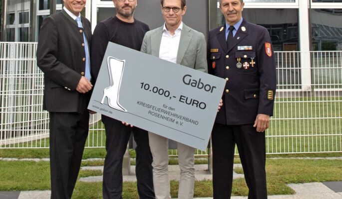 Gabor spendet 10.000 Euro an die Rettungsdienste im Landkreis Rosenheim, die sich um die Folgen der Überflutungen in Süddeutschland gekümmert haben. (Foto: Gabor)