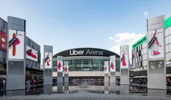 Tamaris schmückt im Rahmen der Pink Friday 2-World Tour von Nicki Minaj den Vorplatz der Uber-Arena in Berlin. (Foto: Tamaris)