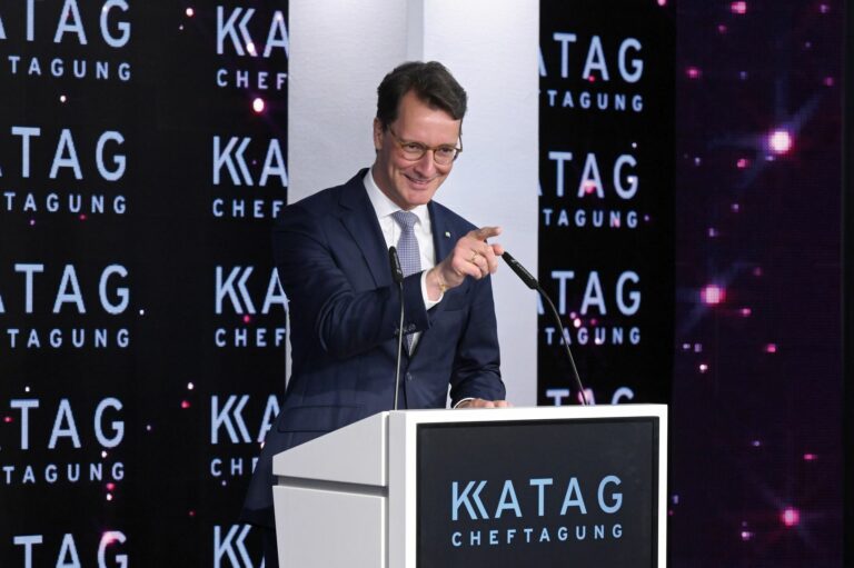 NRW-Ministerpräsident Hendrik Wüst begrüßte die Gäste der Katag-Cheftagung. (Foto: Brauerphotos/Katag AG)