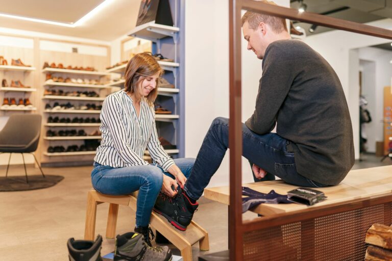 Sicherheitsschuhe sind  in ihrer Beratung besonders anspruchsvoll. (Foto: Schuhhaus Nestle-Schäfer)