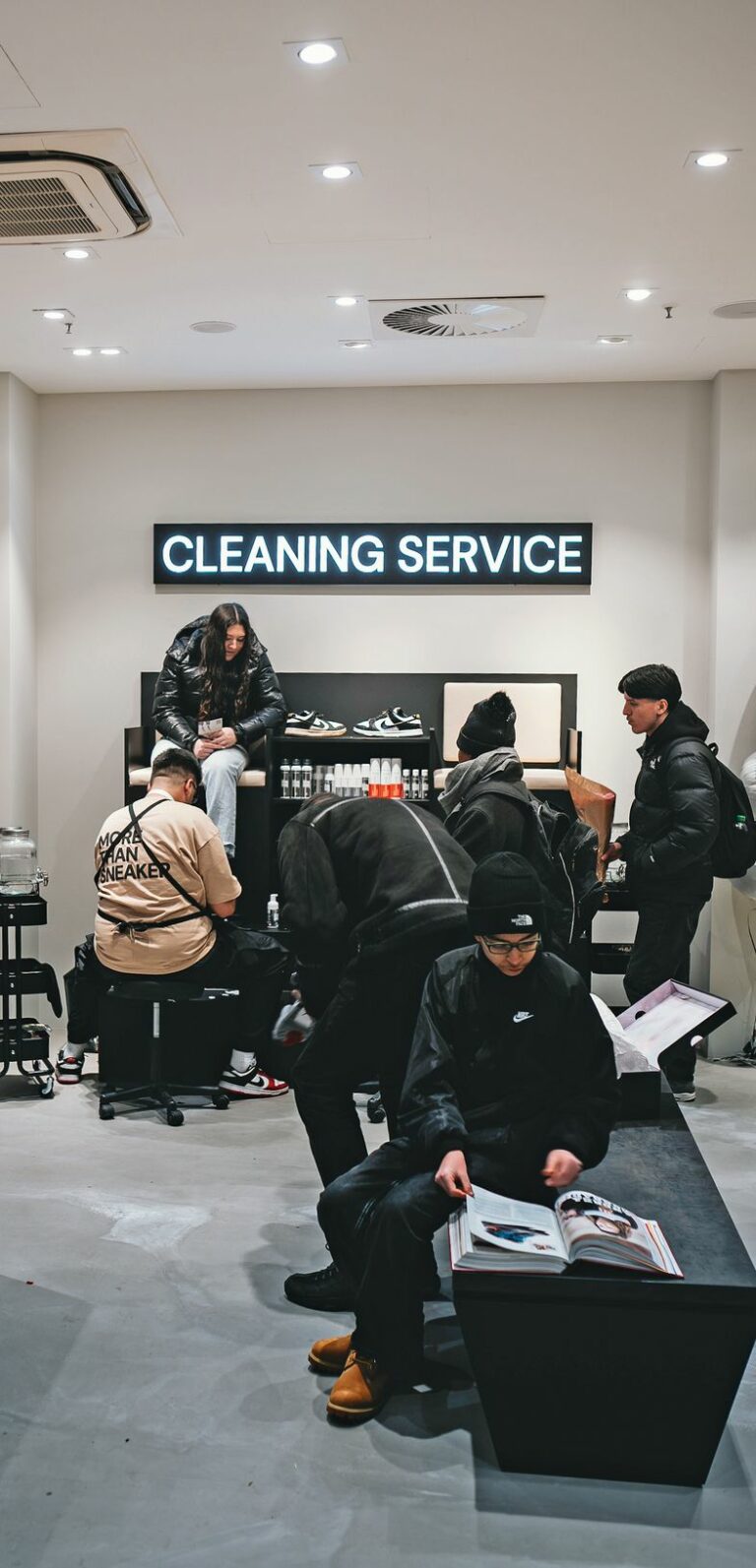 Am Cleaning Service sind eine schnelle Reinigung oder die Rundum-Sneaker-Pflege möglich. (Foto: Kickelangelo)