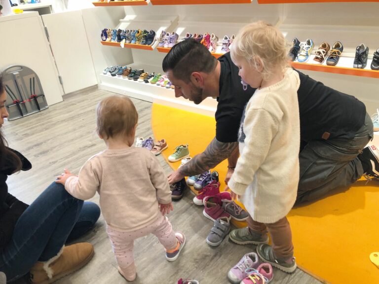 Die kleine Sophia bekommt ihre ersten Lauflernschuhe. Bei der Anprobe erklärt Philipp Penschek die Passform. (Foto: Redaktion)