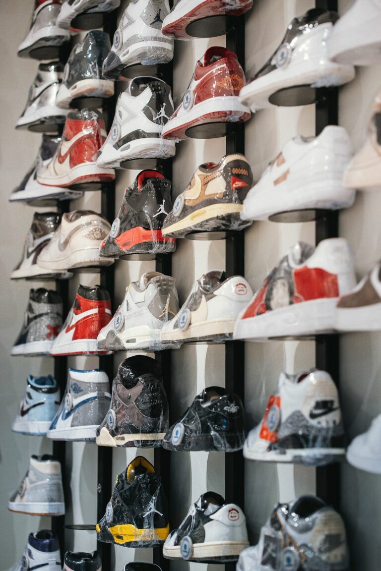 Ein Teil der 2.500 Schuhe werden im Aquis Plaza auf der Sneakerwand ausgestellt. (Foto: Kickelangelo)