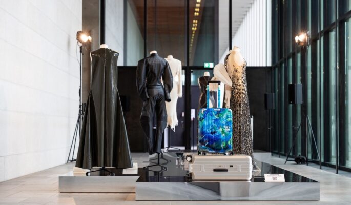 Anlässlich der Preisverleihung präsentierte jedes Label einen Look auf einer speziellen Plattform, ergänzt durch einen von Christian Awe gestalteten Samsonite-Koffer. (Foto: Clemens Porikys)