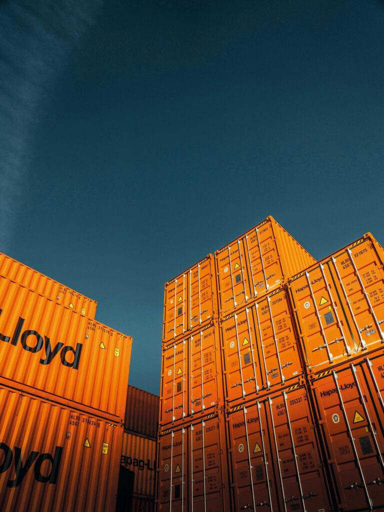 Hapag-Lloyd ist Deutschlands größtes Logistikunternehmen und besitzt 7,2% Marktanteil. (Foto: Aaron Yigin/Unsplash)