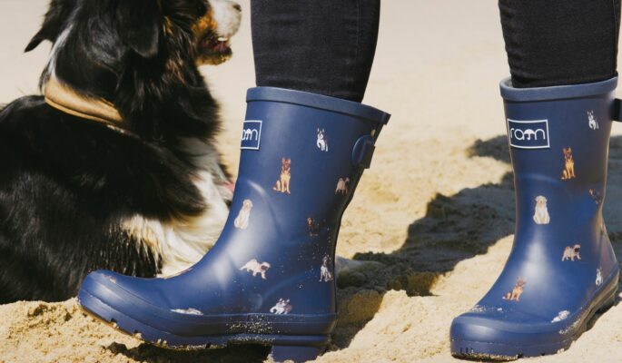Mit Gummistiefel im Hundedesign können Hundebesitzer im Partnerlook Gassi gehen. (Foto: Rajn)